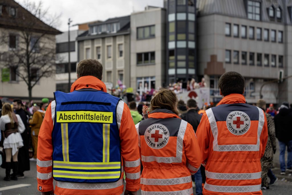 Von Narrenkäfig bis Narrenfahrt: DRK begleitet die Fastnacht im Kreis